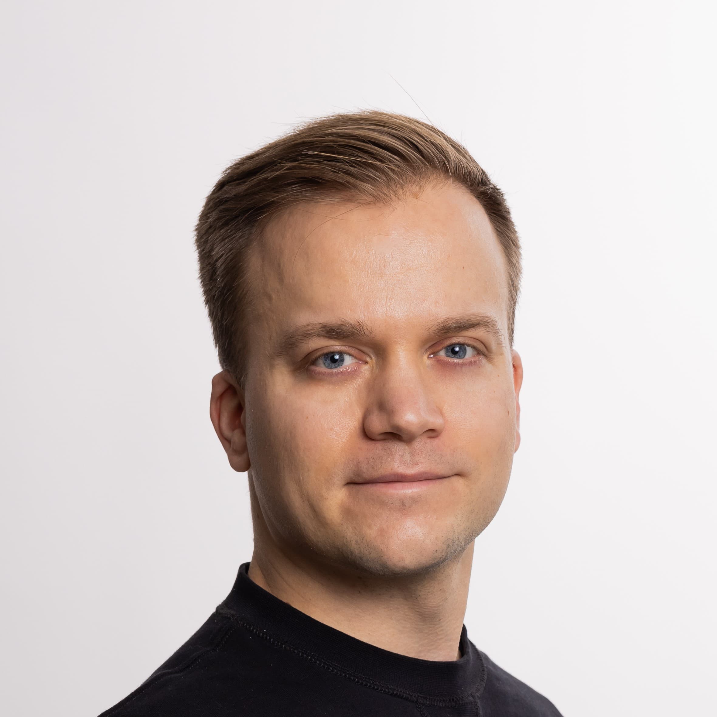 Aaro Liukkonen — Pihlajalinna